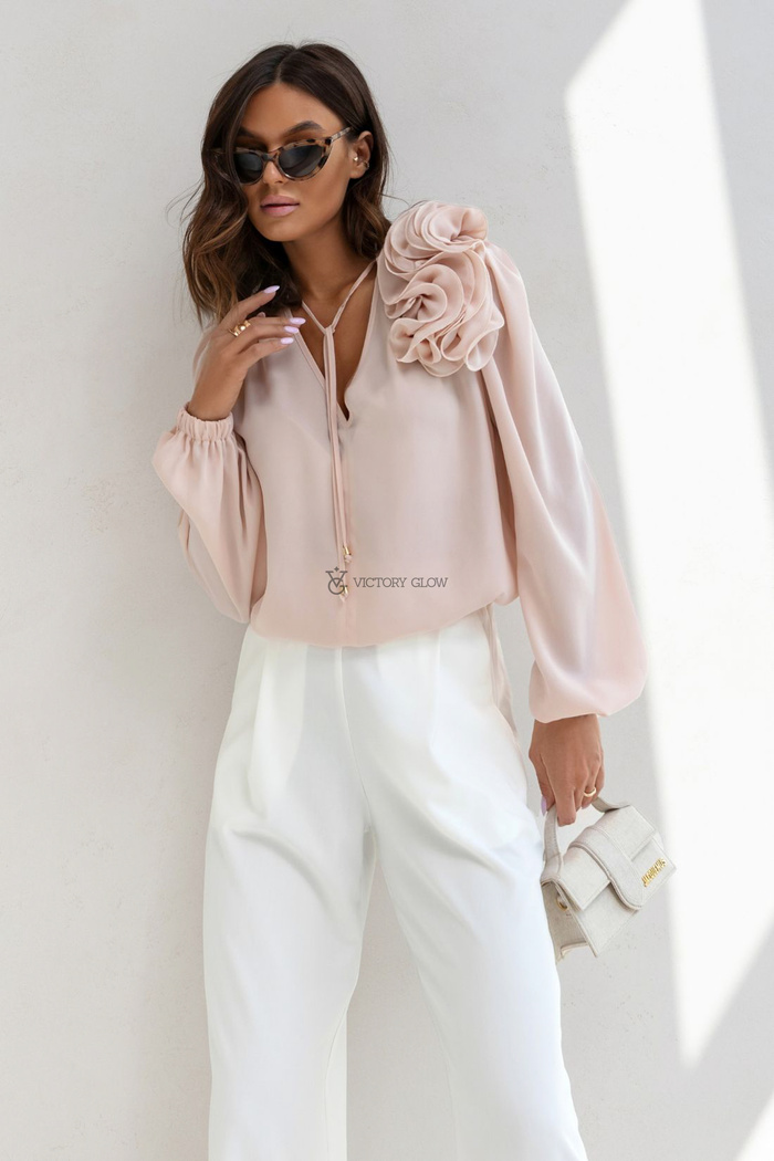 Elegancka bluzka z kwiatem Rose pudrowy róż