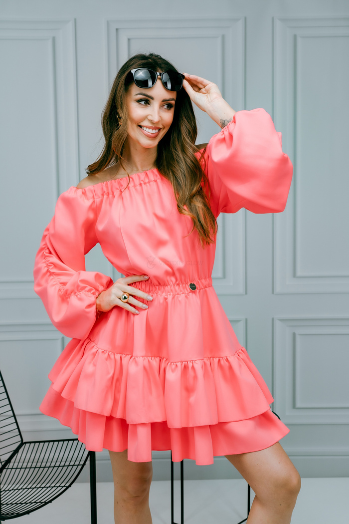 Sukienka Valeria z dekoltem carmen i falbaną neonowy róż