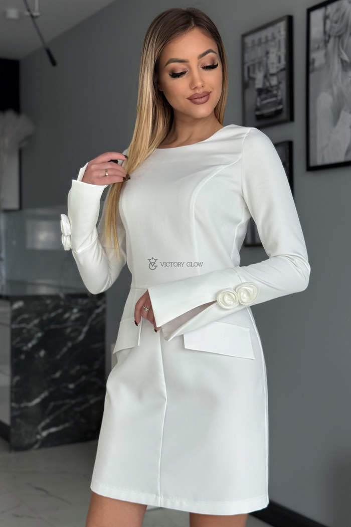 Ołówkowa sukienka z różą na rękawach Marly biała