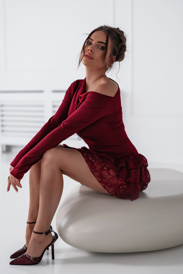 Sukienka z koronkowymi falbanami Fabia  bordo