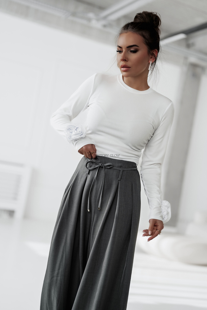 Dopasowana bluzka w prążek z różą Iga biała