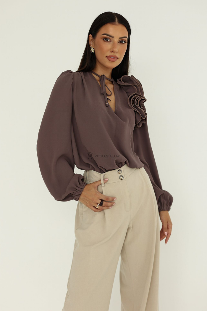 Elegancka bluzka z kwiatem Rose fango